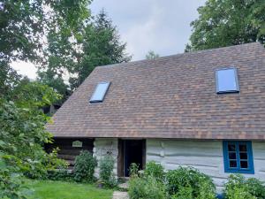 a house with a shingled roof at Dzikie Roztocze - Stara Chata in Krasnobród