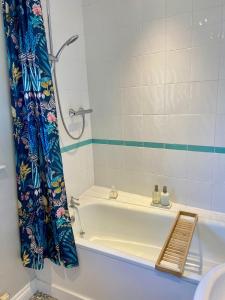 Ένα μπάνιο στο No 3, apartment in the heart of Bridport, Dorset