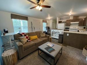 a living room with a couch and a kitchen at Lovers Landing - private hot tub and pet friendly in Ruidoso