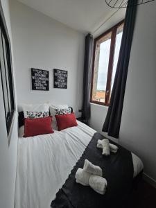 a bedroom with a bed with towels on it at West Side Story - Wifi ,City center in Beaupréau