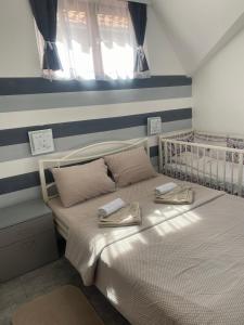 Un dormitorio con una cama con dos servilletas. en Casa AngelinaAndrea, en Bukorovac 4 fotos más