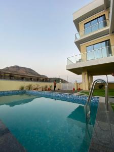 Bazén v ubytování Mountain Gaze Villa - The Dream Stays ll 4 Ac rooms ll Big Pvt Pool ll Hill View nebo v jeho okolí