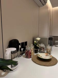 a kitchen counter with a plate on a table at استديو فاخر بجلسه ودخول ذاتي in Al Hofuf