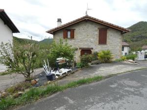 een klein stenen huisje aan de kant van een weg bij Casa rural Eguzkilore in Etuláin