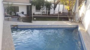 una piscina en el patio trasero de una casa en Torreón 1 - Habitación cerca del aeropuerto con alberca, en Torreón 16 fotos más