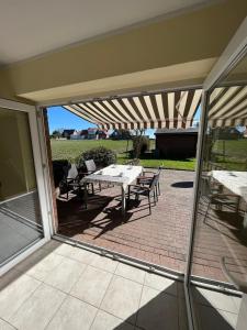 AlbertsdorfにあるAn der alten Pappel Nr 3のテーブルと椅子のあるパティオ +4枚の写真