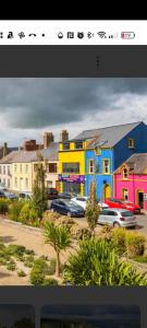 une photo d'une ville avec des voitures garées dans un parking dans l'établissement Mill cottage, à Carrickfergus