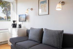 a living room with a couch and a window at Blankwasserweg 131 Lensterstrand Oase Bungalow 1 in Lenste