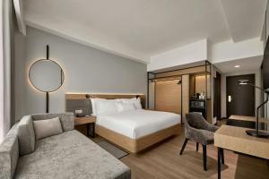 Postel nebo postele na pokoji v ubytování AC Hotel by Marriott Ipoh