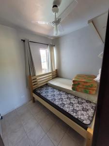 a bedroom with a bed and a ceiling fan at Sobrado na Praia de Caiobá - Matinhos in Matinhos