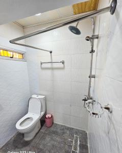 ein Badezimmer mit Toilette und Dusche in der Unterkunft Elykia in Kinshasa
