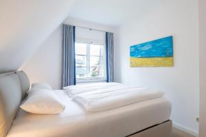 een bed in een kamer met een raam bij Ferienhaus am Strandwäldchen in Timmendorfer Strand