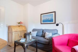 een woonkamer met een bank en een tafel bij Ferienhaus am Strandwäldchen in Timmendorfer Strand