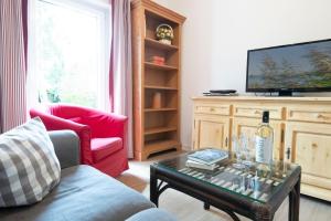 een woonkamer met een fles wijn op een salontafel bij Ferienhaus am Strandwäldchen in Timmendorfer Strand +33 foto's