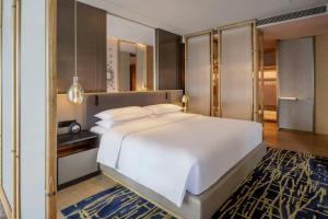 Ένα ή περισσότερα κρεβάτια σε δωμάτιο στο Sheraton Shenzhen Nanshan