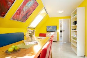 TV a/nebo společenská místnost v ubytování Villa FarbenFroh