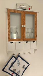 a wooden cabinet with glass dishes in it at Vakantiehuis Jade in Bruinisse