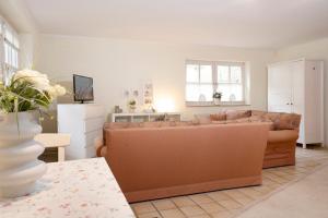 a living room with a couch and a table at Erlenstübchen in Scharbeutz