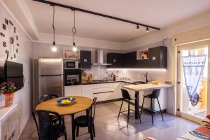 a kitchen with a table and some chairs and a table at Apartment Yoga Frank in Trapani