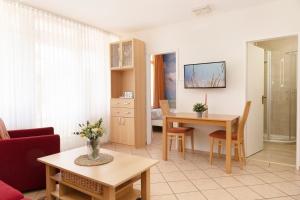 TV a/nebo společenská místnost v ubytování Sonnenwinkel Wohnung 2