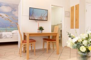 TV a/nebo společenská místnost v ubytování Sonnenwinkel Wohnung 2