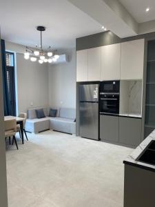 Kuchyň nebo kuchyňský kout v ubytování Baku Sea Breeze Polo residence