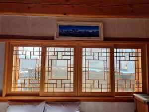 a window with four windows in a room at Seondosan Hanok Stay in Gyeongju