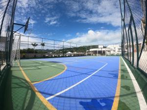 Tenis a/nebo squash v ubytování Apartamento em Arraial do Cabo - Vista Mar, Piscina e Churrasqueira Privativa nebo okolí