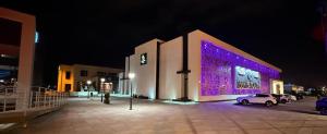 un edificio con luci viola sul lato di Hotel Ben Batouta - Tanger a Tangeri