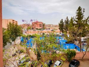 un groupe de voitures garées sur un parking dans l'établissement Apprt luxueux l'Hivernage au centre ville proche de la gare ,M avenu CR07, à Marrakech