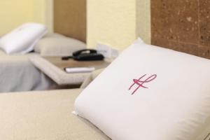 سرير أو أسرّة في غرفة في Hotel Fenix