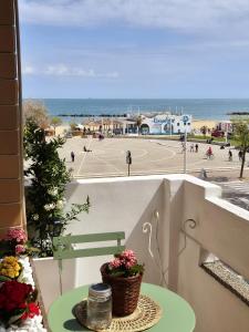 a balcony with a table and a tennis court at Casa Vacanze Chiara in Francavilla al Mare