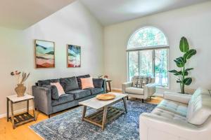 Fotografie z fotogalerie ubytování Spacious Family Home Near Hiking and Breweries! v destinaci Arden