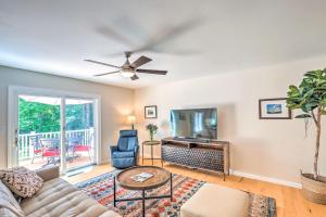 Fotografie z fotogalerie ubytování Spacious Family Home Near Hiking and Breweries! v destinaci Arden