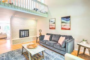 Fotografie z fotogalerie ubytování Spacious Family Home Near Hiking and Breweries! v destinaci Arden