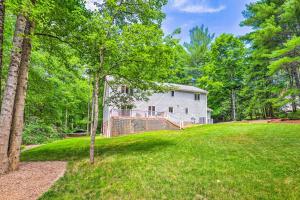 Сад в Spacious Family Home Near Hiking and Breweries!