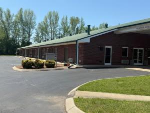 un edificio con un parcheggio antistante di Deerfield Inn a Portland