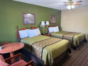 una camera d'albergo con due letti e un tavolo di Deerfield Inn a Portland