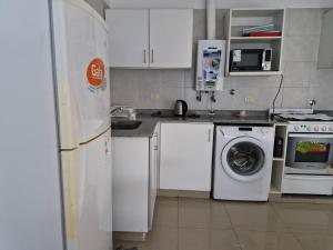 Una cocina con un frigorífico blanco y una lavadora. en TORRES ZONA Casa de Gobierno, en Santiago del Estero 4 fotos más