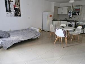 Un dormitorio con una cama y una mesa y sillas. en TORRES ZONA Casa de Gobierno, en Santiago del Estero