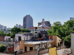 un grupo de edificios con una ciudad en el fondo en TORRES ZONA Casa de Gobierno, en Santiago del Estero