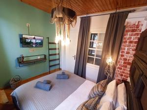 Ένα ή περισσότερα κρεβάτια σε δωμάτιο στο Little Angelo's Cottage - Greek Autumn Charm