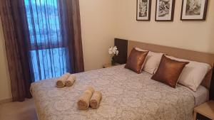 a bedroom with a bed with two towels on it at ANIMAR piso en ALGAIDA Oropesa in Oropesa del Mar +44 photos