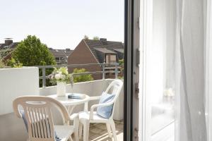 a balcony with a table and chairs on a balcony at Berolina Ostseegold in Dahme