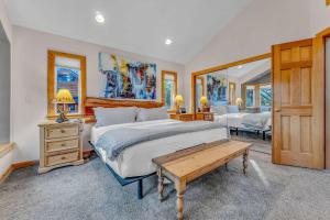 Un pat sau paturi într-o cameră la Spacious Pet-Friendly Truckee Retreat with Hot Tub +33 fotografii