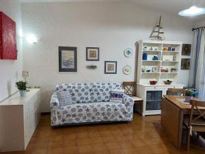 a living room with a couch and a table at La Trentasei in Rena Majore