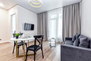 TaldykolʼにあるRaisson Ahotel Headliner E39-Khan Shatyrのソファとテーブルのあるリビングルーム