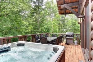 wanna z hydromasażem na tarasie z grillem w obiekcie Be zen with nature & enjoy private hot tub w mieście Lac-Superieur