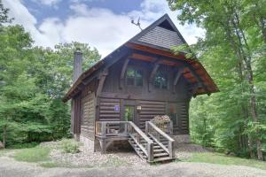 Cabaña de madera en el bosque con porche en Be zen with nature & enjoy private hot tub, en Lac-Supérieur