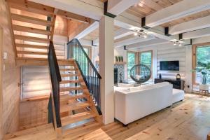 sala de estar con escalera y sofá blanco en Be zen with nature & enjoy private hot tub, en Lac-Supérieur 30 fotos más